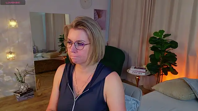 Snapshot of Annie_Light chatting on June 13, 2026, 8:34 am Annie Light online show from June 13, 2026, 8:34 am