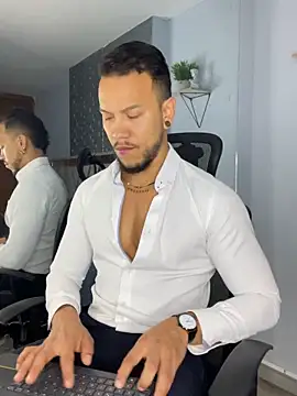 ARON TAYLER01 online show from February 6, 2025, 12:48 pm