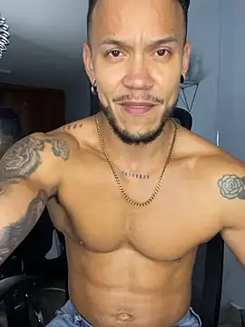 ARON TAYLER01 online show from March 6, 2025, 4:17 pm