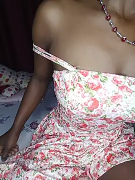 Snapshot of NicRaisaa chatting on June 19, 2026, 5:12 am NicRaisaa online show from June 19, 2026, 5:12 am