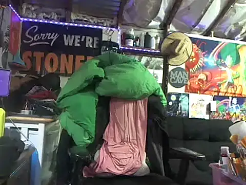 Snapshot of CloudDadddyyy420 chatting on February 9, 2025, 2:40 pm CloudDadddyyy420 online show from February 9, 2025, 2:40 pm