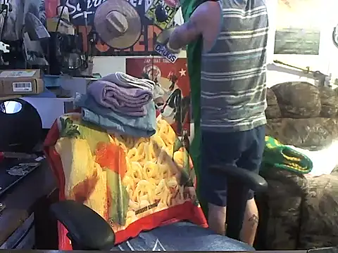 Snapshot of CloudDadddyyy420 chatting on October 4, 2025, 10:35 am CloudDadddyyy420 online show from October 4, 2025, 10:35 am