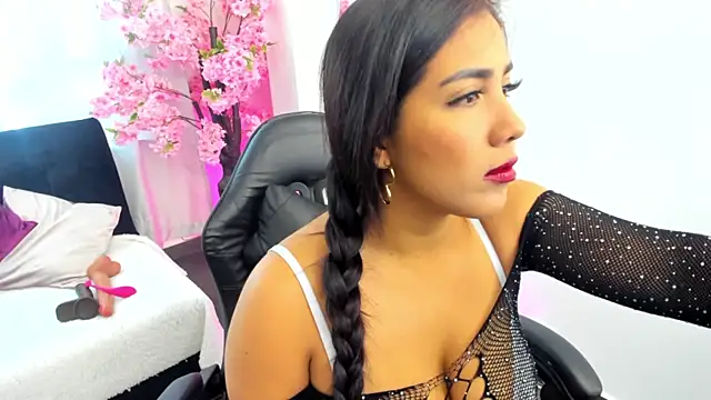 KAROLIVONNE online show from May 22, 2026, 9:20 pm