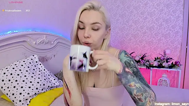 LillyMoure  online show from March 9, 2025, 3:01 am