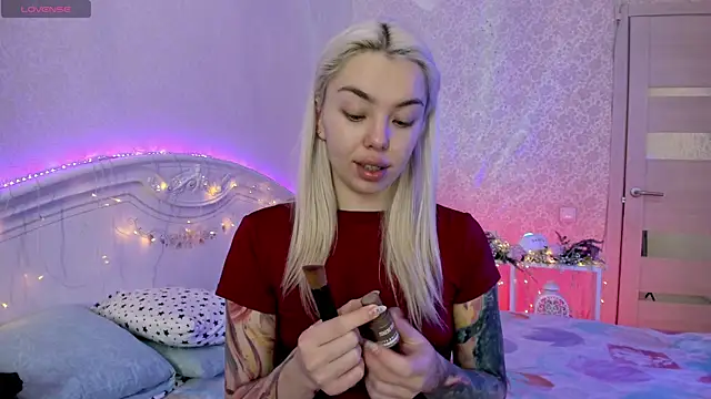 LillyMoure  online show from November 8, 2025, 11:25 pm