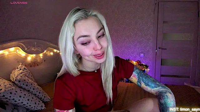 LillyMoure  online show from April 29, 2026, 11:55 pm