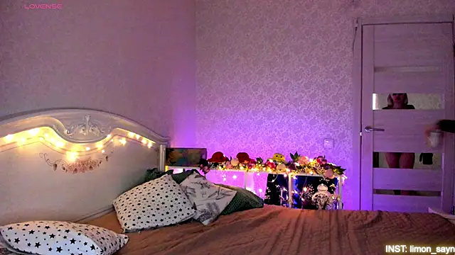Snapshot of LillyMoure_ chatting on May 4, 2026, 11:56 pm LillyMoure online show from May 4, 2026, 11:56 pm