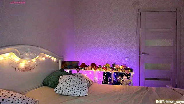 Snapshot of LillyMoure_ chatting on May 11, 2026, 12:16 am LillyMoure online show from May 11, 2026, 12:16 am
