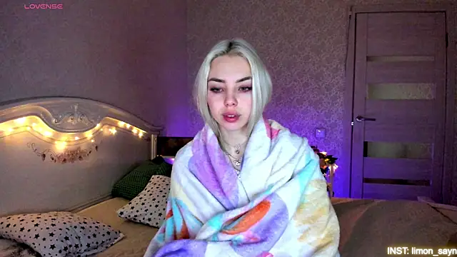 Snapshot of LillyMoure_ chatting on May 14, 2026, 11:33 pm LillyMoure online show from May 14, 2026, 11:33 pm