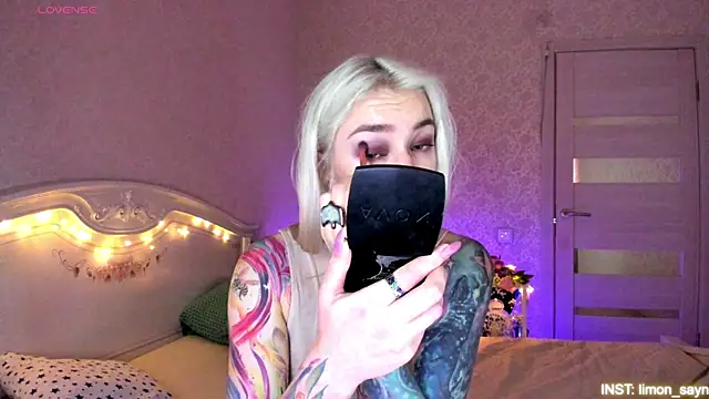 Snapshot of LillyMoure_ chatting on May 18, 2026, 1:02 am LillyMoure online show from May 18, 2026, 1:02 am