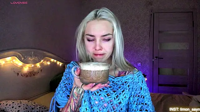 Snapshot of LillyMoure_ chatting on May 19, 2026, 11:44 pm LillyMoure online show from May 19, 2026, 11:44 pm