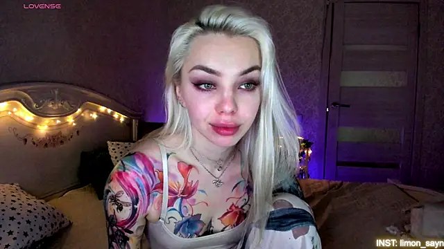 Snapshot of LillyMoure_ chatting on May 28, 2026, 11:35 pm LillyMoure online show from May 28, 2026, 11:35 pm