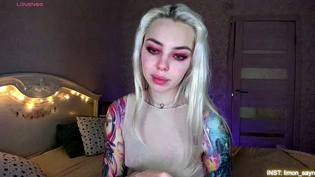 Snapshot of LillyMoure_ chatting on May 29, 2026, 11:25 pm LillyMoure online show from May 29, 2026, 11:25 pm