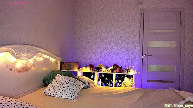 Snapshot of LillyMoure_ chatting on June 1, 2026, 11:39 pm LillyMoure online show from June 1, 2026, 11:39 pm