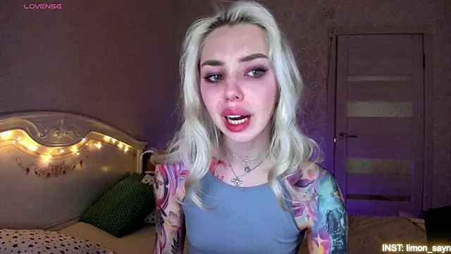 Snapshot of LillyMoure_ chatting on June 2, 2026, 11:40 pm LillyMoure online show from June 2, 2026, 11:40 pm