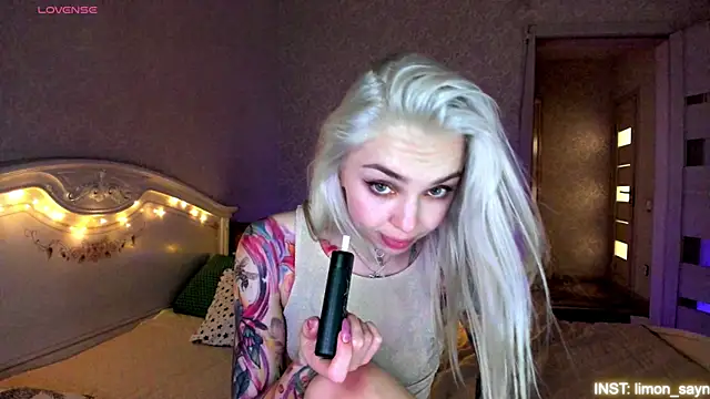 Snapshot of LillyMoure_ chatting on June 11, 2026, 3:04 am LillyMoure online show from June 11, 2026, 3:04 am