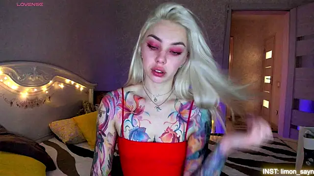 Snapshot of LillyMoure_ chatting on June 16, 2026, 11:29 pm LillyMoure online show from June 16, 2026, 11:29 pm
