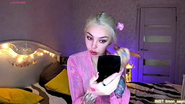 Snapshot of LillyMoure_ chatting on June 18, 2026, 11:20 pm LillyMoure online show from June 18, 2026, 11:20 pm