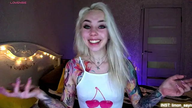 Snapshot of LillyMoure_ chatting on June 20, 2026, 11:07 pm LillyMoure online show from June 20, 2026, 11:07 pm