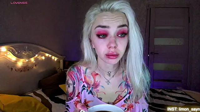 Snapshot of LillyMoure_ chatting on June 22, 2026, 11:13 pm LillyMoure online show from June 22, 2026, 11:13 pm