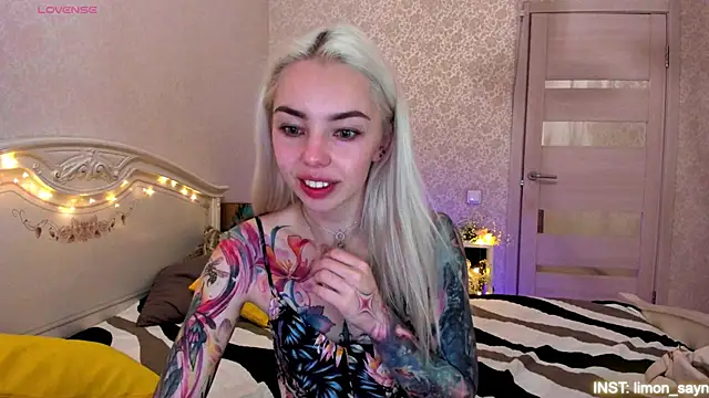 Snapshot of LillyMoure_ chatting on June 29, 2026, 4:08 am LillyMoure online show from June 29, 2026, 4:08 am