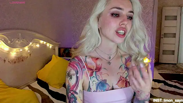 Snapshot of LillyMoure_ chatting on July 2, 2026, 3:23 am LillyMoure online show from July 2, 2026, 3:23 am