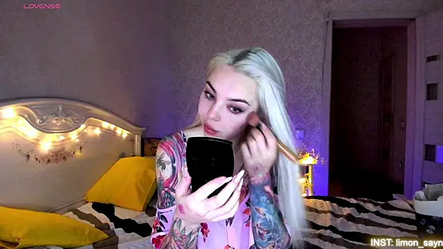 Snapshot of LillyMoure_ chatting on July 7, 2026, 10:58 pm LillyMoure online show from July 7, 2026, 10:58 pm