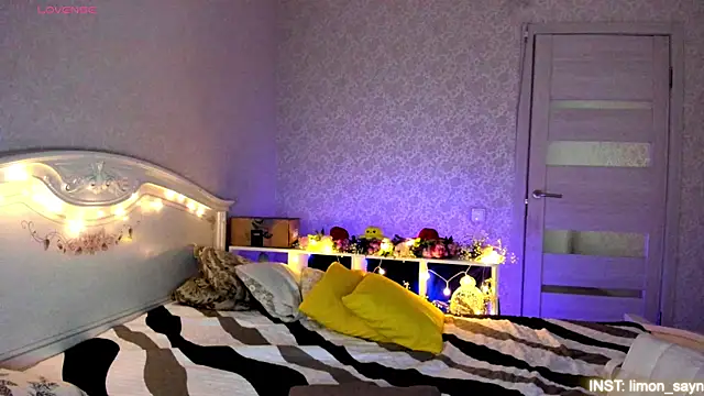 Snapshot of LillyMoure_ chatting on July 14, 2026, 12:24 am LillyMoure online show from July 14, 2026, 12:24 am