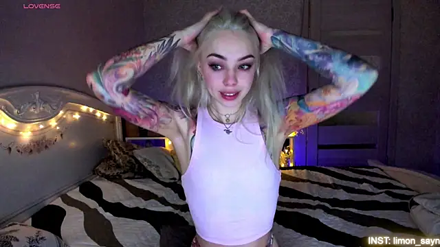Snapshot of LillyMoure_ chatting on July 18, 2026, 11:52 pm LillyMoure online show from July 18, 2026, 11:52 pm
