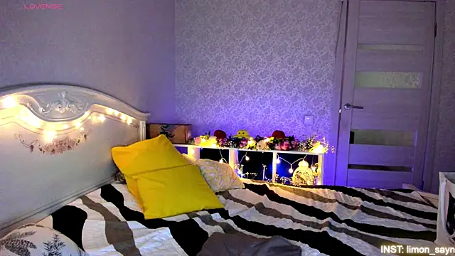 Snapshot of LillyMoure_ chatting on July 21, 2026, 11:51 pm LillyMoure online show from July 21, 2026, 11:51 pm