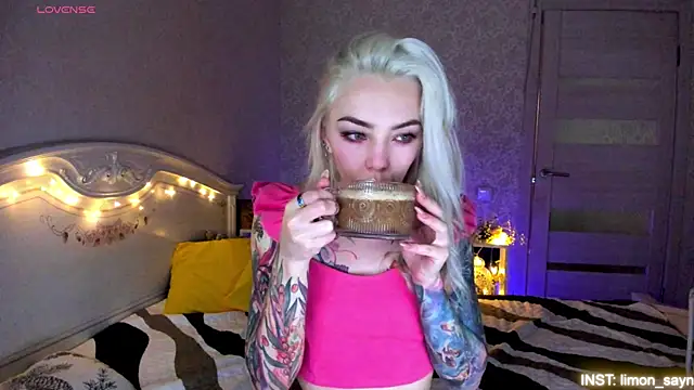 Snapshot of LillyMoure_ chatting on July 23, 2026, 11:24 pm LillyMoure online show from July 23, 2026, 11:24 pm