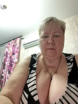 EffectFiona online show from November 3, 2025, 1:40 am