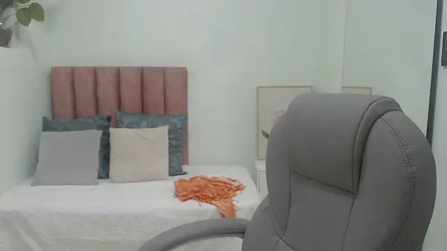 sophia hadid online show from March 6, 2026, 12:34 pm