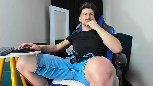 Snapshot of LiamCossio_ chatting on January 8, 2025, 2:25 am LiamCossio online show from January 8, 2025, 2:25 am