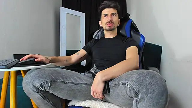 Snapshot of LiamCossio_ chatting on January 10, 2025, 6:42 am LiamCossio online show from January 10, 2025, 6:42 am