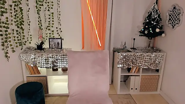 Snapshot of mia_x_love chatting on December 21, 2025, 6:53 am mia x love online show from December 21, 2025, 6:53 am