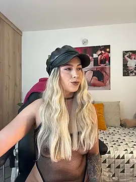 Snapshot of zafiro_mo0n chatting on February 10, 2025, 9:47 pm zafiro mo0n online show from February 10, 2025, 9:47 pm