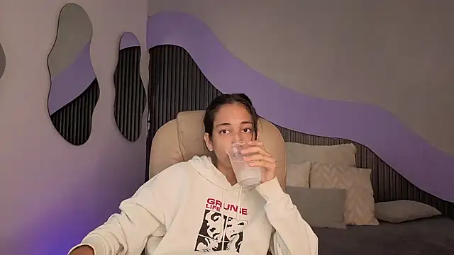 hot little bunny online show from March 2, 2026, 10:16 pm