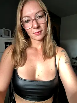 BunnyDiamond1 online show from October 24, 2025, 1:07 pm