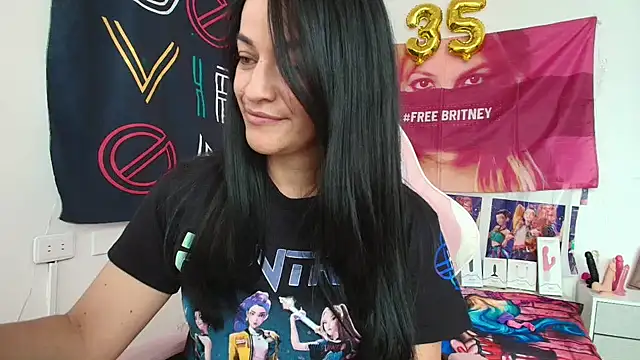 LovelyAzucena online show from April 30, 2026, 3:18 pm
