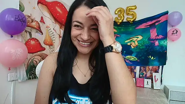 LovelyAzucena online show from May 1, 2026, 2:43 pm