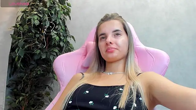 Snapshot of Donna_Evans chatting on March 18, 2025, 4:48 pm Donna Evans online show from March 18, 2025, 4:48 pm