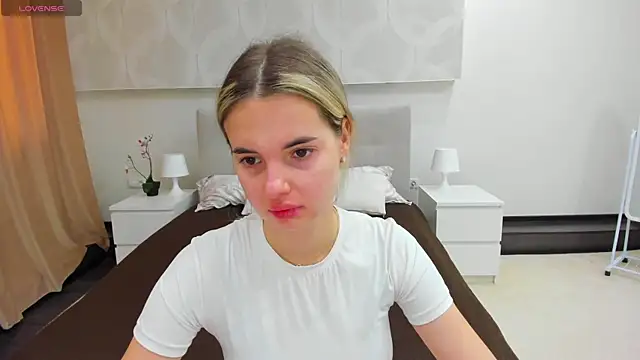 Snapshot of Donna_Evans chatting on May 7, 2026, 11:43 pm Donna Evans online show from May 7, 2026, 11:43 pm