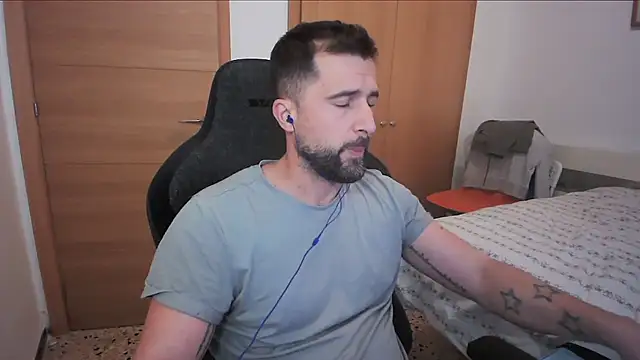 Snapshot of alex877x chatting on October 18, 2025, 7:42 am alex877x online show from October 18, 2025, 7:42 am