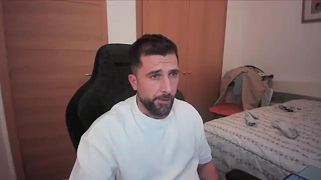 Snapshot of alex877x chatting on October 18, 2025, 9:37 pm alex877x online show from October 18, 2025, 9:37 pm