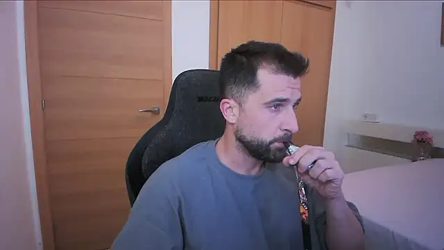 Snapshot of alex877x chatting on October 19, 2025, 5:46 pm alex877x online show from October 19, 2025, 5:46 pm