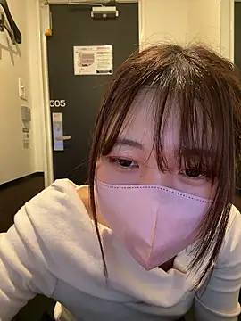 Snapshot of SUZU_ chatting on May 3, 2026, 1:22 am SUZU online show from May 3, 2026, 1:22 am