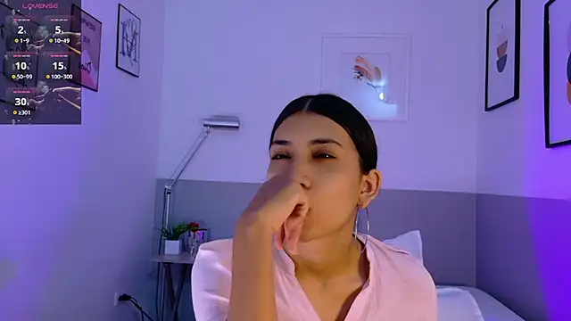 littlee emilyy  online show from April 12, 2026, 1:05 pm