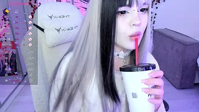 Snapshot of SelenaCute chatting on November 14, 2025, 12:15 pm SelenaCute online show from November 14, 2025, 12:15 pm