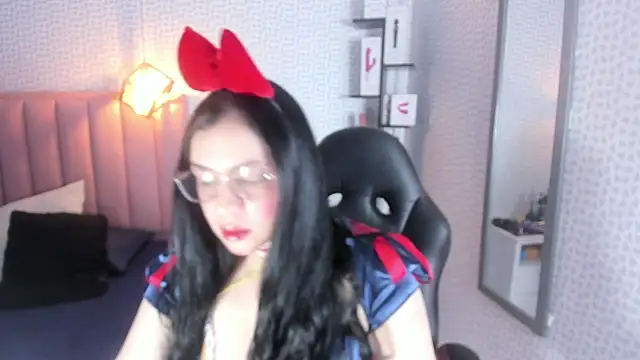 Snapshot of megancero chatting on October 31, 2025, 12:50 pm megancero online show from October 31, 2025, 12:50 pm